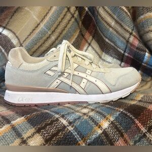 ASICS gel running sneakers 
Women’s 9.5 
Used condition *see pictures